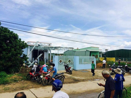 Hiện trường vụ nổ, nghi bị ném mìn tại Kon Tum: Nhà hàng xóm cách 10m cũng vỡ tan kính - Ảnh 1.