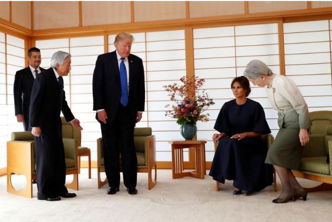Tổng thống Trump gặp Nhật hoàng và cùng Thủ tướng Abe cho cá ăn - Ảnh 4.