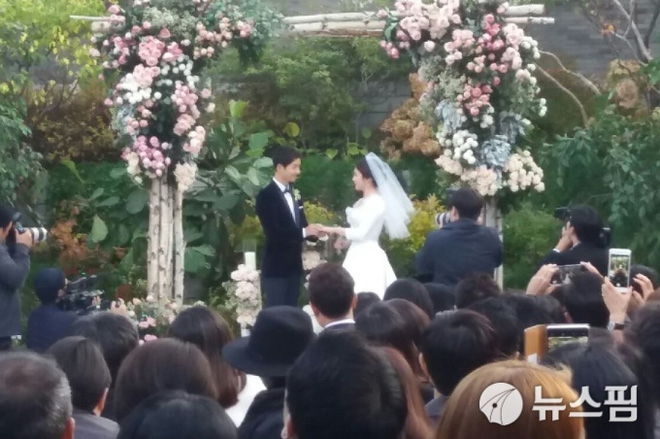 [TRỰC TIẾP TỪ HÀN QUỐC] Siêu đám cưới Song Hye Kyo - Song Joong Ki: Cô dâu chú rể tươi rói bên dàn khách mời hạng A - Ảnh 20.