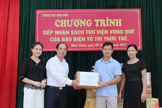 THƯ VIỆN VÙNG QUÊ: Thỏa ước mơ đọc sách của thầy và trò quê lúa Thái Bình - Ảnh 2.