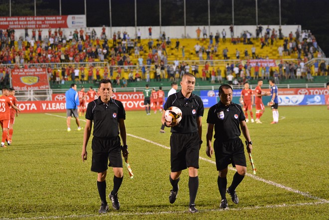 Bê bối Long An và những trò hề oái oăm nhất V-League - Ảnh 1.