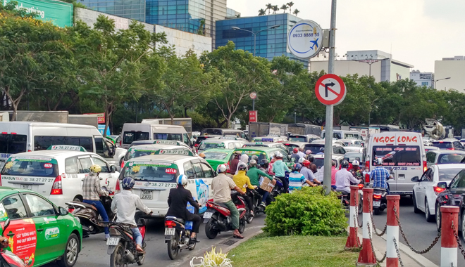 Tân Sơn Nhất trong ùn, ngoài tắc từ chiều đến tối - Ảnh 12.