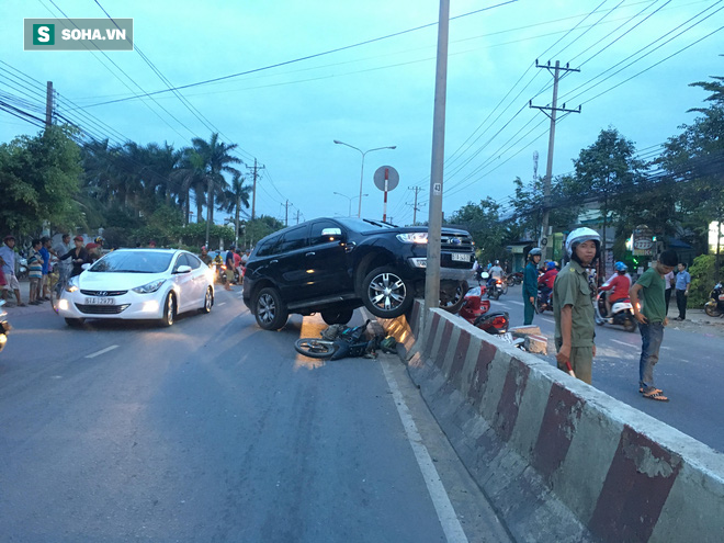 Bình Dương: Ô tô cuốn 2 phụ nữ nằm lọt dưới gầm xe, tài xế đạp cửa thoát thân - Ảnh 1.