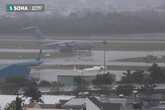 Siêu vận tải cơ Boeing C-17 Globemaster III chở đoàn tiền trạm Mỹ dự APEC hạ cánh xuống Đà Nẵng - Ảnh 8.