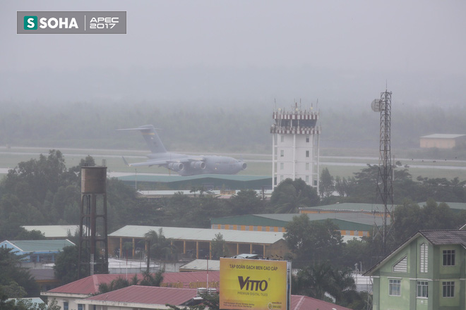 Siêu vận tải cơ Boeing C-17 Globemaster III chở đoàn tiền trạm Mỹ dự APEC hạ cánh xuống Đà Nẵng - Ảnh 7.