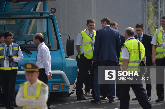 Đặc vụ Nga mang theo vali hạt nhân hộ tống Tổng thống Putin xuống sân bay Đà Nẵng - Ảnh 3.