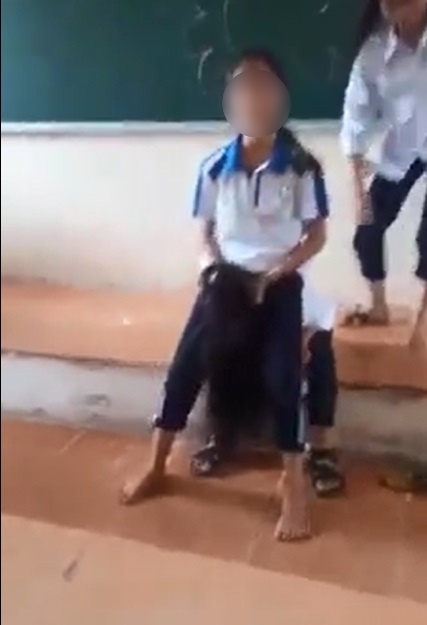 Nhóm học sinh cấp 2 đánh bạn học dã man, xé áo ngay trên bục giảng ở Hà Nội - Ảnh 2.