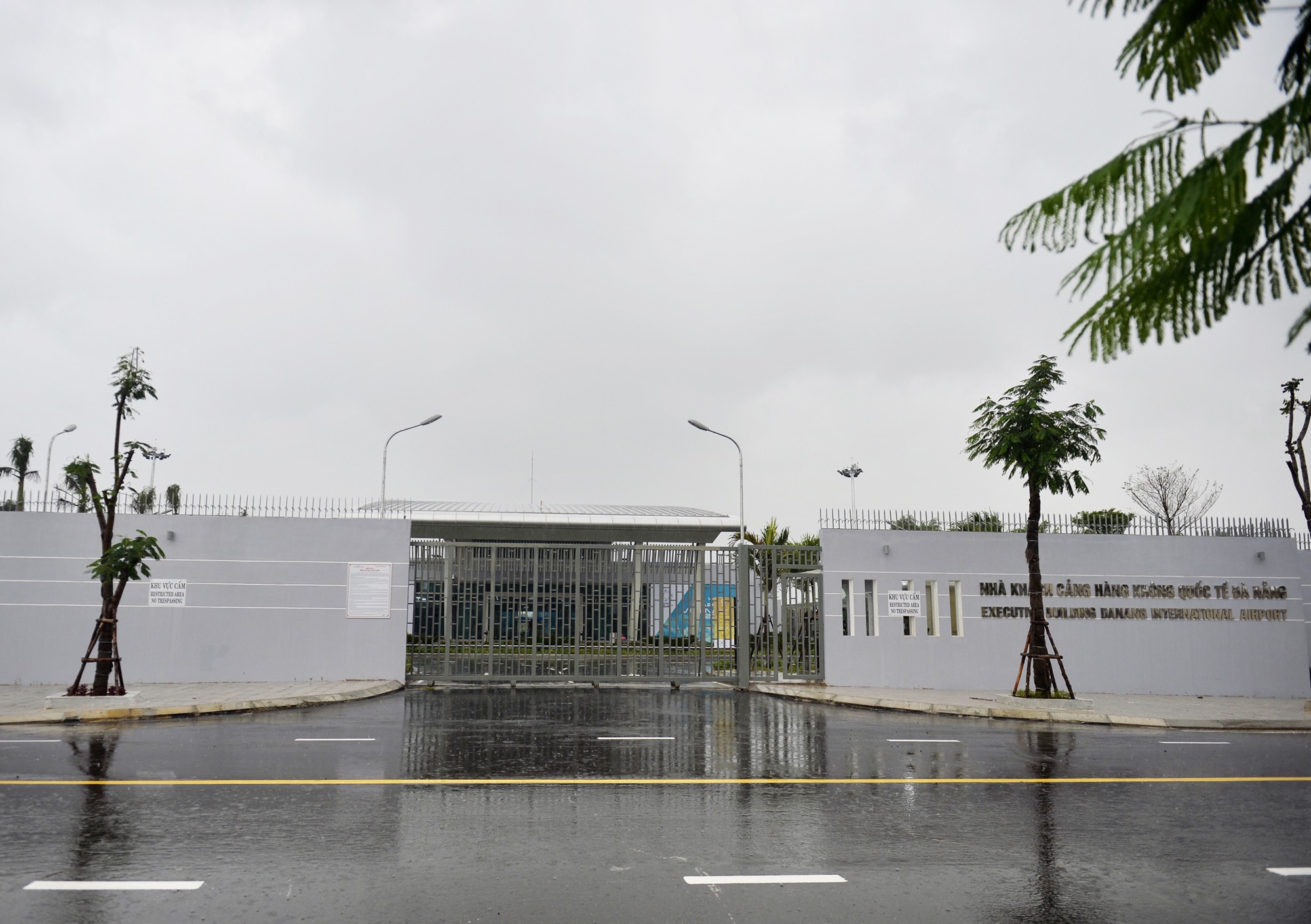 [PHOTO ESSAY] Toàn cảnh Đà Nẵng chạy đua với bão chuẩn bị cho khai mạc APEC - Ảnh 26.