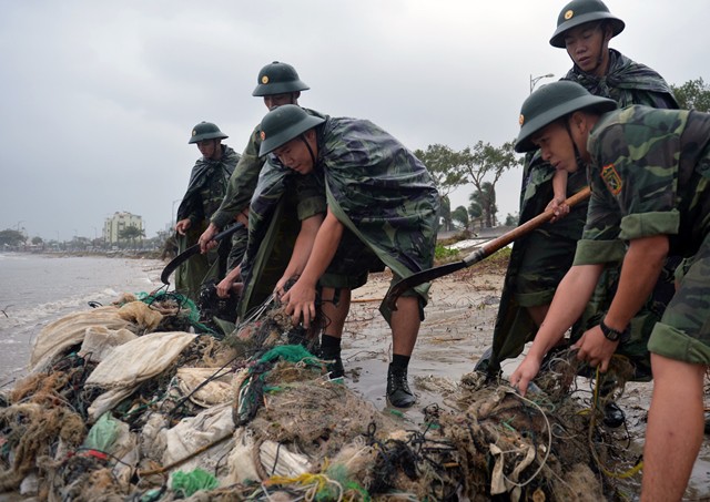 Quân, dân Đà Nẵng đội mưa dọn dẹp vệ sinh trước giờ khai mạc APEC - Ảnh 5.