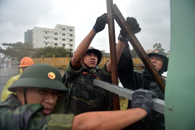 Quân, dân Đà Nẵng đội mưa dọn dẹp vệ sinh trước giờ khai mạc APEC - Ảnh 10.