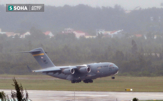 Siêu vận tải cơ Boeing C-17 Globemaster III chở đoàn tiền trạm Mỹ dự APEC hạ cánh xuống Đà Nẵng - Ảnh 2.