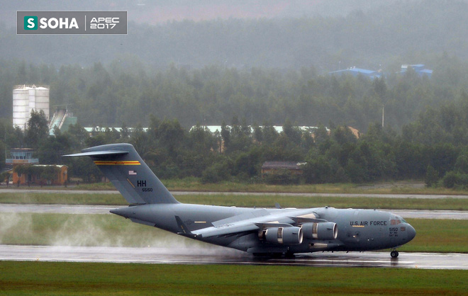 Siêu vận tải cơ Boeing C-17 Globemaster III chở đoàn tiền trạm Mỹ dự APEC hạ cánh xuống Đà Nẵng - Ảnh 3.