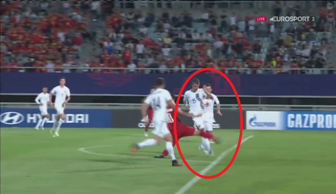 Tại sao U20 Việt Nam không được penalty khi bóng chạm tay cầu thủ U20 New Zealand? - Ảnh 1.