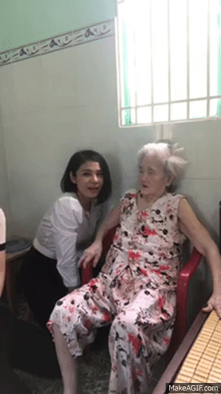 [Video] Việt Trinh quỳ gối nói chuyện với bà ngoại nổi tiếng nhất facebook và chuyện xúc động về lòng hiếu thảo - Ảnh 5.