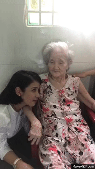 [Video] Việt Trinh quỳ gối nói chuyện với bà ngoại nổi tiếng nhất facebook và chuyện xúc động về lòng hiếu thảo - Ảnh 6.