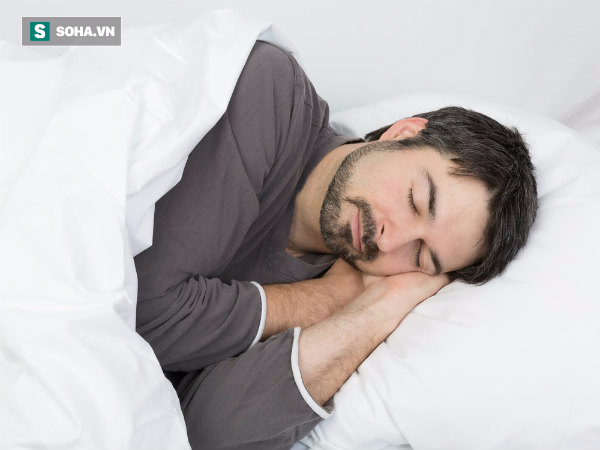 10 thói quen nguy hiểm trước khi đi ngủ: Xem mình mắc bao nhiêu lỗi để từ đó còn tránh - Ảnh 1.