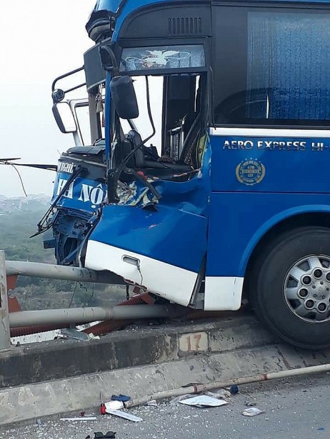 Va chạm với xe tải, xe khách suýt lao qua cầu Thanh Trì rơi xuống sông Hồng - Ảnh 1.