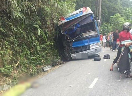 Xe ô tô chở học sinh gặp nạn ở Tam Đảo: Tài xế đánh lái cho xe đâm vào vách núi - Ảnh 1.