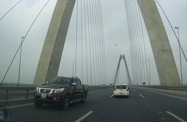 Xử phạt 1 trong 5 tài xế lái xe ô tô đi ngược chiều trên cầu Nhật Tân - Ảnh 3.