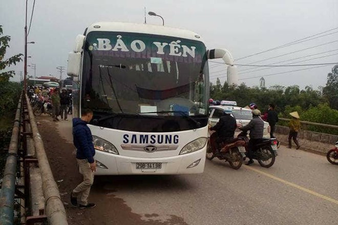 Mẹ chở hai con gái bị xe ô tô cán tử vong đang sang nhà ngoại chơi - Ảnh 1.