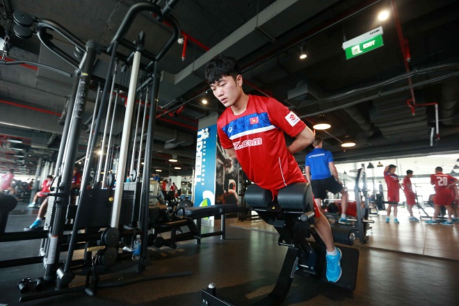 Công Phượng khoe bắp đùi cuồn cuộn khi cùng U22 Việt Nam tập gym - Ảnh 5.