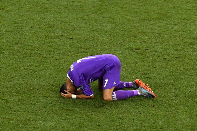 Ronaldo gục xuống cỏ, Real Madrid vỡ òa vì cảm xúc sau khi phá tan lời nguyền - Ảnh 4.