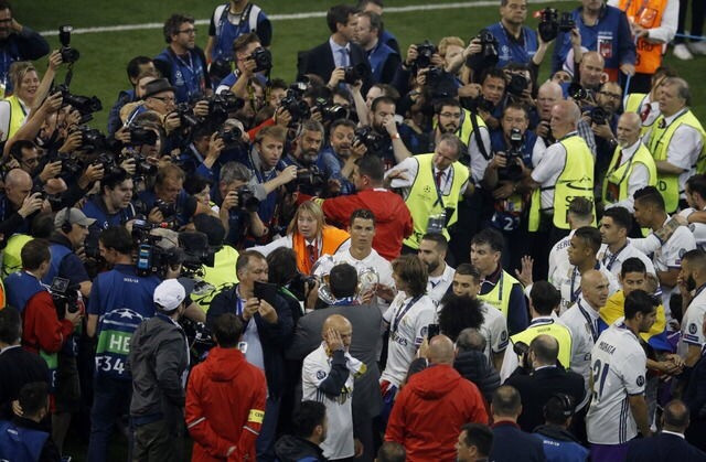 Ronaldo gục xuống cỏ, Real Madrid vỡ òa vì cảm xúc sau khi phá tan lời nguyền - Ảnh 10.