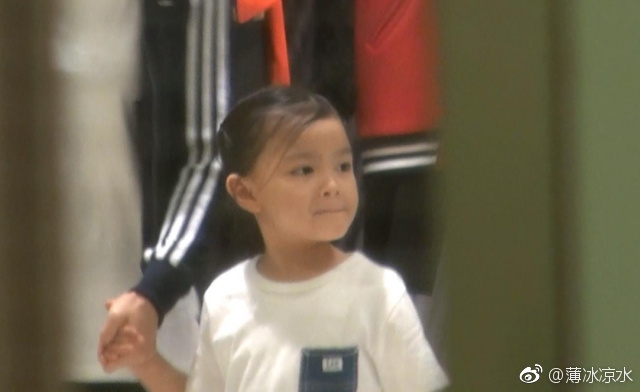 Con gái 5 tuổi của Lưu Đức Hoa lộ rõ mặt sau nhiều năm, chân dài, giống bố như đúc - Ảnh 3.