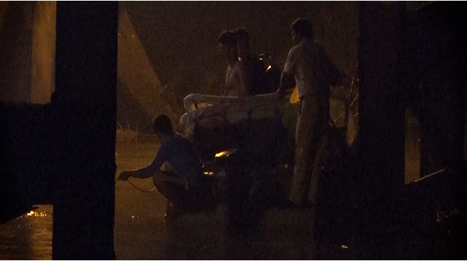 Cận cảnh hiện trường cầu sập khiến ô tô, xe máy rơi xuống sông ở Sài Gòn - Ảnh 9.