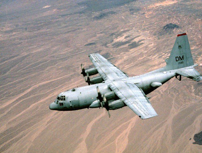 Mỹ đưa máy bay có khả năng chọc mù đối phương đến sát Triều Tiên - Ảnh 1.