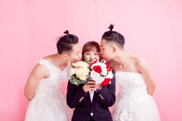 Bộ ảnh 3 chị em hoán đổi trang phục cô dâu chú rể cho nhau gây sốt mạng xã hội - Ảnh 1.