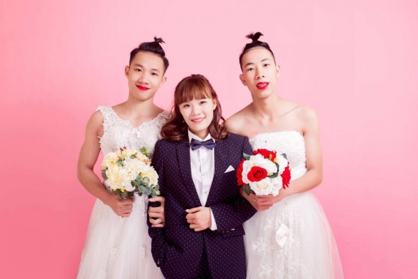 Bộ ảnh 3 chị em hoán đổi trang phục cô dâu chú rể cho nhau gây sốt mạng xã hội - Ảnh 2.