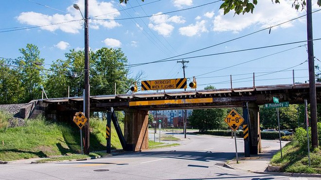 Đây là cây cầu nổi tiếng đã khiến bao chiếc xe tải bị “bào lưng” tại Mỹ - Ảnh 1.