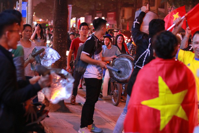  Những nhạc cụ gõ mừng U23 Việt Nam chiến thắng đặc dị khác thường nhất đêm qua  - Ảnh 11.