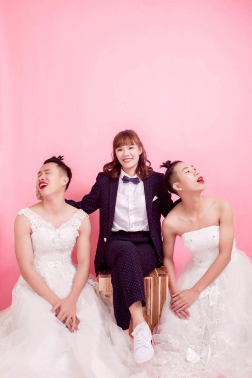 Bộ ảnh 3 chị em hoán đổi trang phục cô dâu chú rể cho nhau gây sốt mạng xã hội - Ảnh 4.