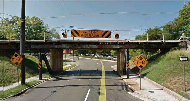 Đây là cây cầu nổi tiếng đã khiến bao chiếc xe tải bị “bào lưng” tại Mỹ - Ảnh 4.