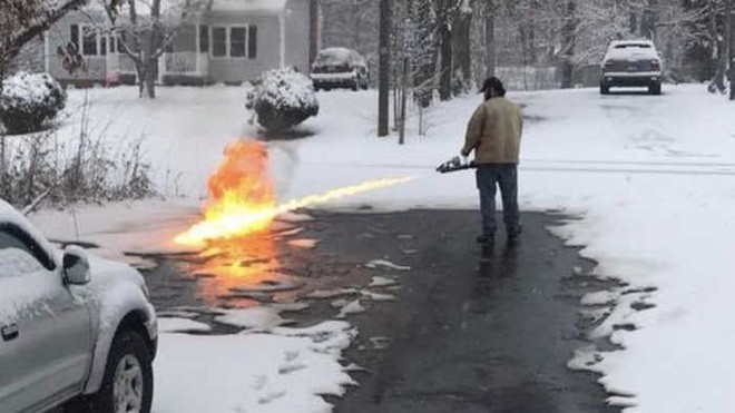 Quá chán việc phải cầm xẻng dọn tuyết, anh chàng người Mỹ này đã dùng súng phun lửa để làm sạch đường phố - Ảnh 2.