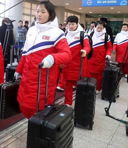 Cận cảnh các cô gái Triều Tiên đội hockey nữ vừa đặt chân lên Hàn Quốc - Ảnh 13.
