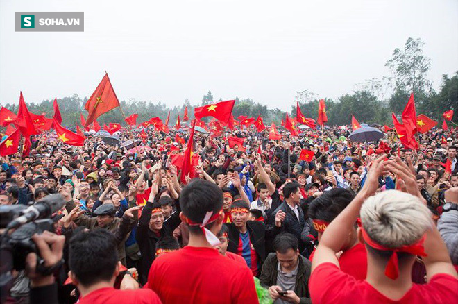 CĐV trước nhà Quang Hải “bùng nổ” sau cú đá phạt thần sầu gỡ hòa cho U23 Việt Nam - Ảnh 5.