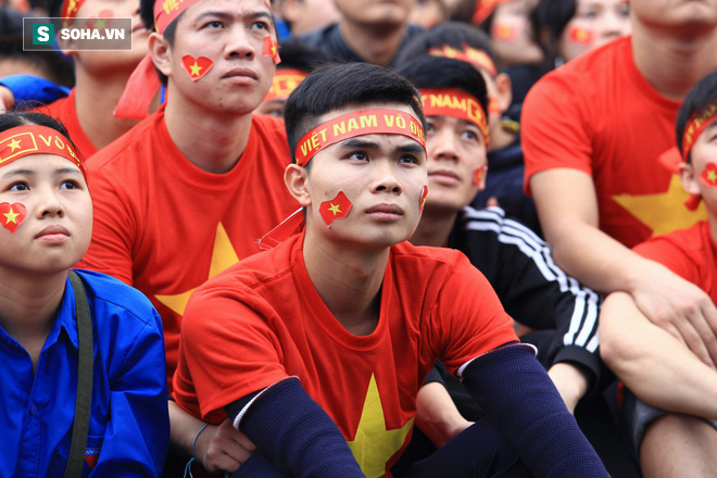 Toàn cảnh NHM chờ chức vô địch của U23 Việt Nam: Tắc nghẽn ở nhiều tuyến phố tại Hà Nội - Ảnh 2.