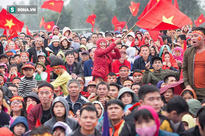 CĐV trước nhà Quang Hải “bùng nổ” sau cú đá phạt thần sầu gỡ hòa cho U23 Việt Nam - Ảnh 7.