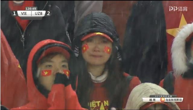 Fan nữ Việt khóc trong tuyết, dân mạng Trung Quốc an ủi: Em gái nín đi - Ảnh 1.