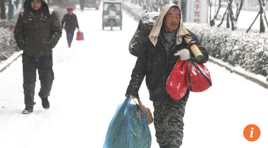 Đi bộ 40 km dưới trời tuyết để tiết kiệm tiền, mua quần áo cho vợ - Ảnh 1.