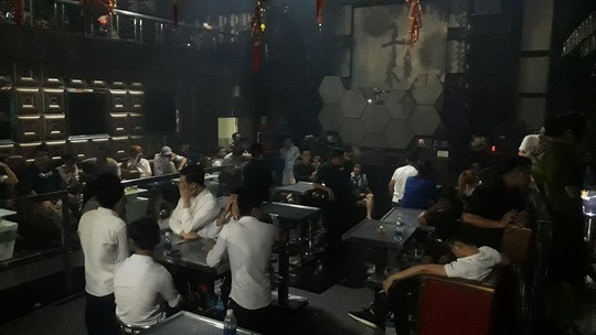 Đột kích quán bar ở Biên Hòa, lại phát hiện nhiều người dính ma túy - Ảnh 1.