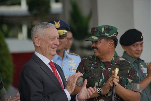  Đặc nhiệm Indonesia trình diễn kỹ năng độc đáo trước mắt Bộ trưởng Quốc phòng Mỹ  - Ảnh 1.
