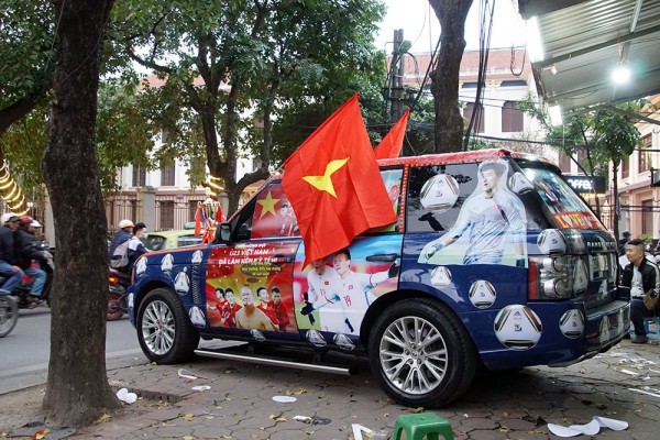 Clip ‘dân chơi’ chi gần 20 triệu ‘trang điểm’ xe hơi bạc tỷ cổ vũ U23 Việt Nam đấu chung kết - Ảnh 5.