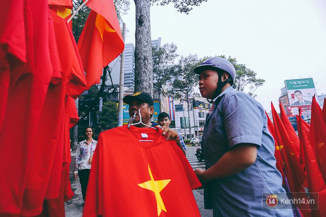 Một không khí rất khác trước ngày diễn ra trận chung kết U23 Châu Á: Màu cờ sắc áo đã tràn ngập khắp phố phường! - Ảnh 6.