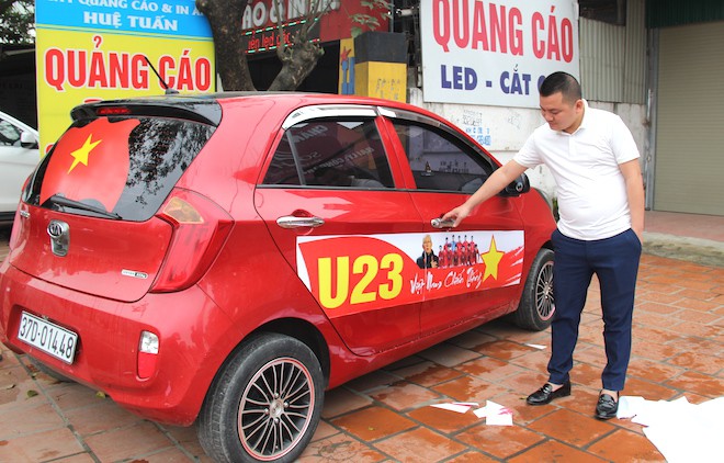 Muôn kiểu trang điểm xe hơi và người trước trận đấu lịch sử của U23 Việt Nam - Ảnh 1.