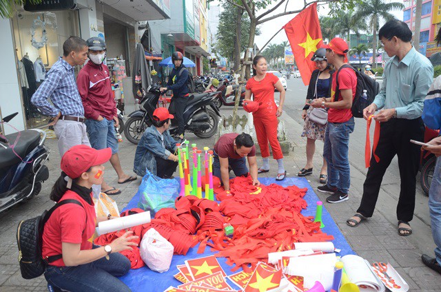 Tiểu thương chợ Đà Nẵng đeo băng đô cổ vũ U23 Việt Nam trước giờ bóng lăn  - Ảnh 9.