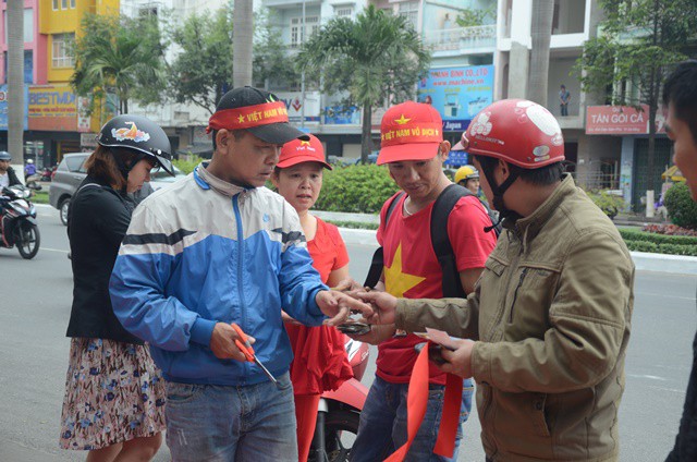 Tiểu thương chợ Đà Nẵng đeo băng đô cổ vũ U23 Việt Nam trước giờ bóng lăn  - Ảnh 8.